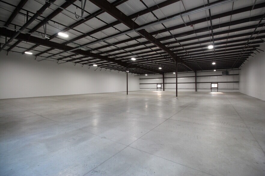 More Photos Of 4707 SE Rio Court Rd, Ankeny Distribution For Lease