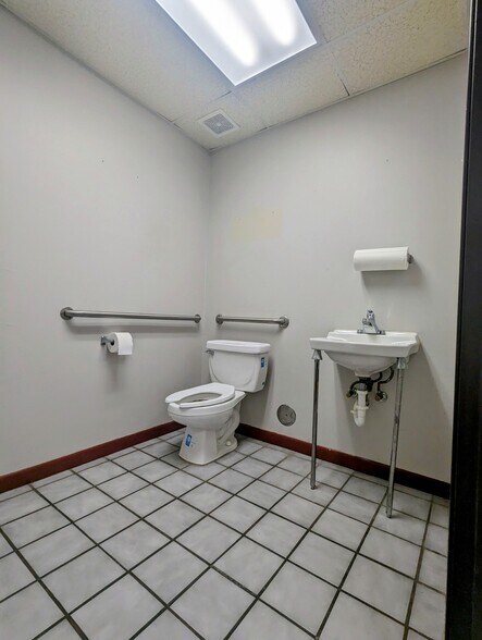 More Photos Of 2430 N Davis Dr, Arlington Unknown For Lease