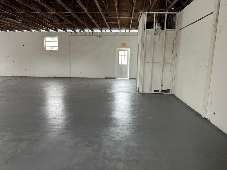 More Photos Of 3313 Oleander Ave, Fort Pierce Warehouse For Lease