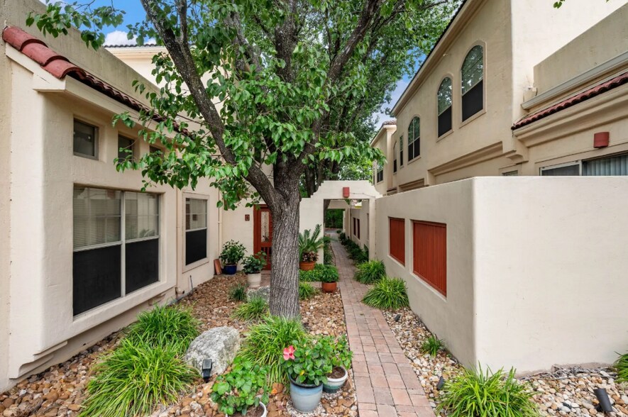More Photos Of 207 Grandview Pl, San Antonio Apartments For Sale