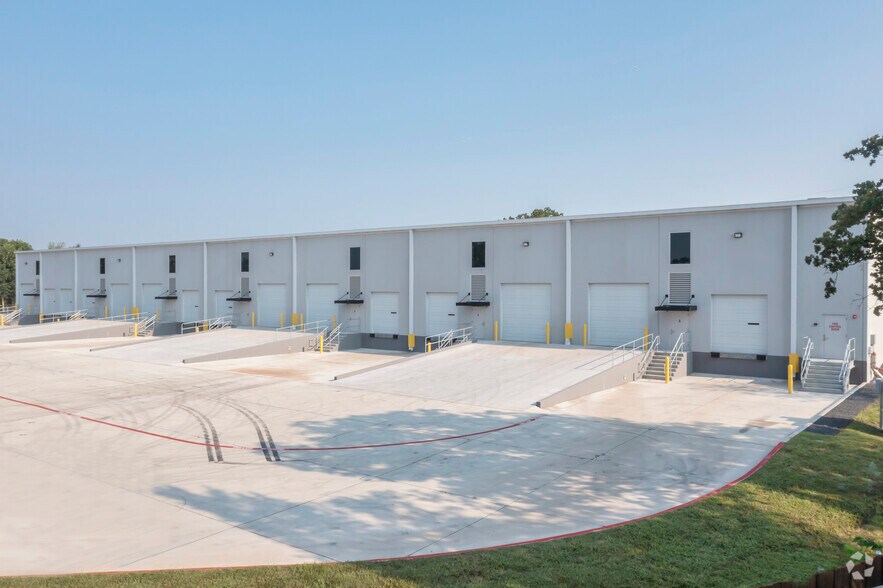 More Photos Of 100-126 Valley Ridge Blvd, Lewisville Light Distribution For Lease