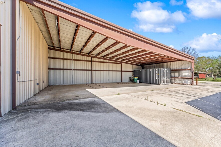 More Photos Of 15811 Manning Dr, Cypress Industrial For Lease