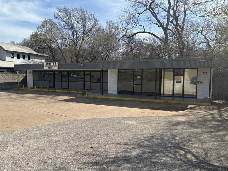 Primary Photo Of 1009 N Bowen Rd, Arlington Storefront For Sale