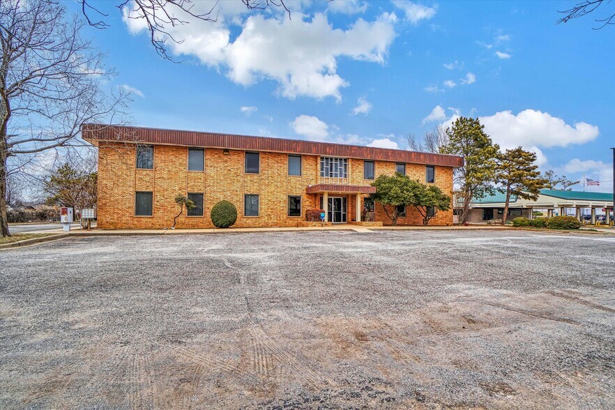 More Photos Of 111 Sequoyah Ln, Altus Office For Sale