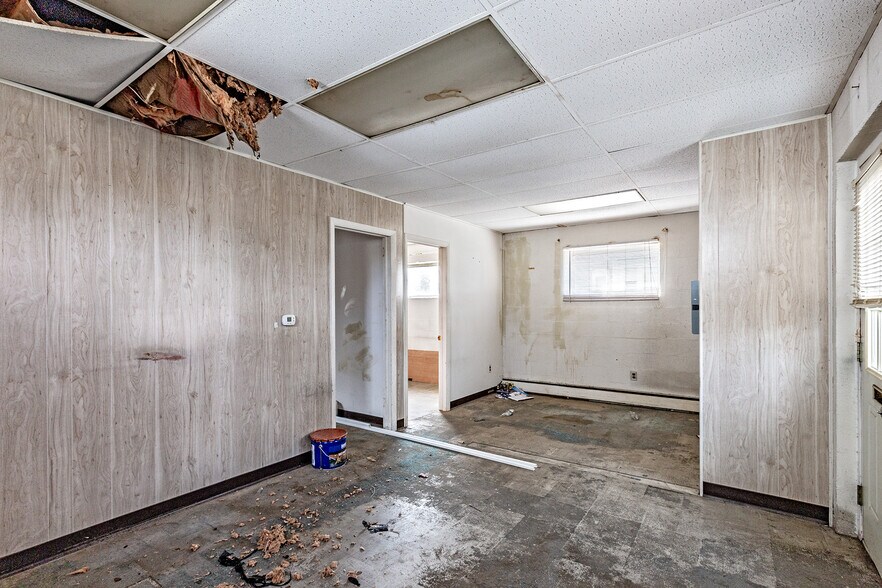 More Photos Of 16 S Maryland Ave, Wilmington General Retail For Sale