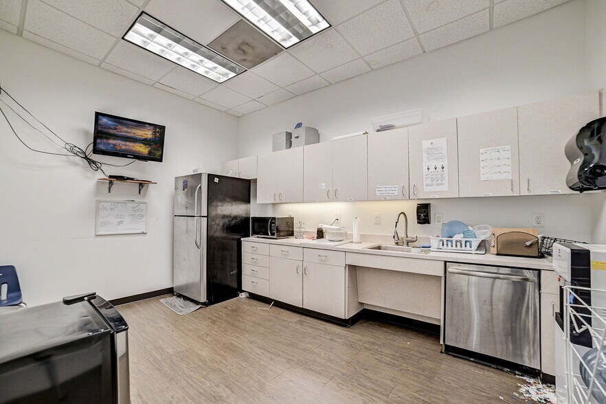 More Photos Of 2515 Cordes Dr, Sugar Land General Retail For Sale