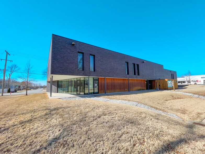 More Photos Of 1011 SW A St, Bentonville Office For Lease