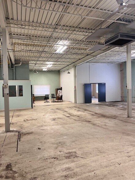 More Photos Of 14300 Industrial Ave N, Maple Heights Manufacturing For Lease