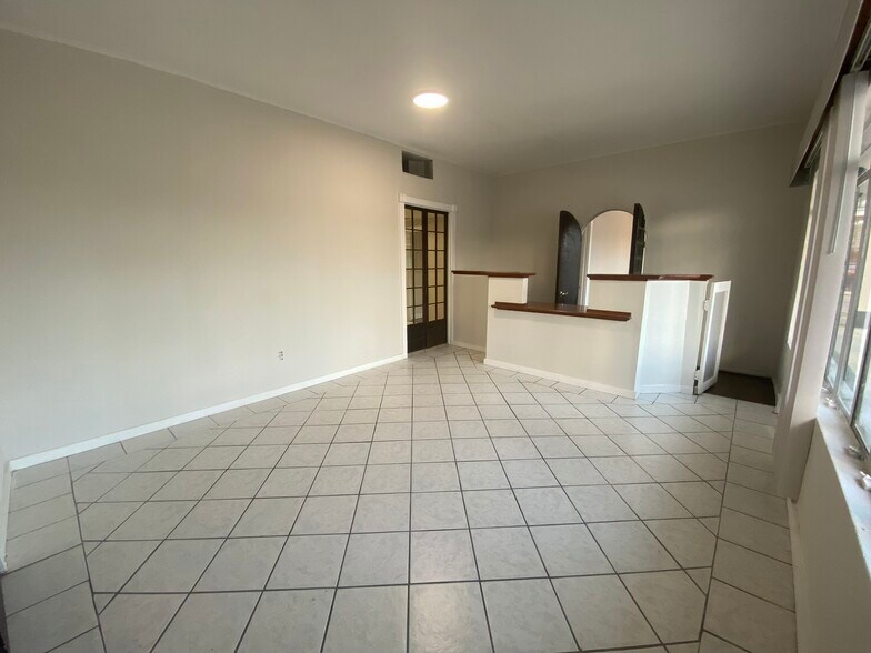 More Photos Of 1543 W Summit Ave, San Antonio Showroom For Sale