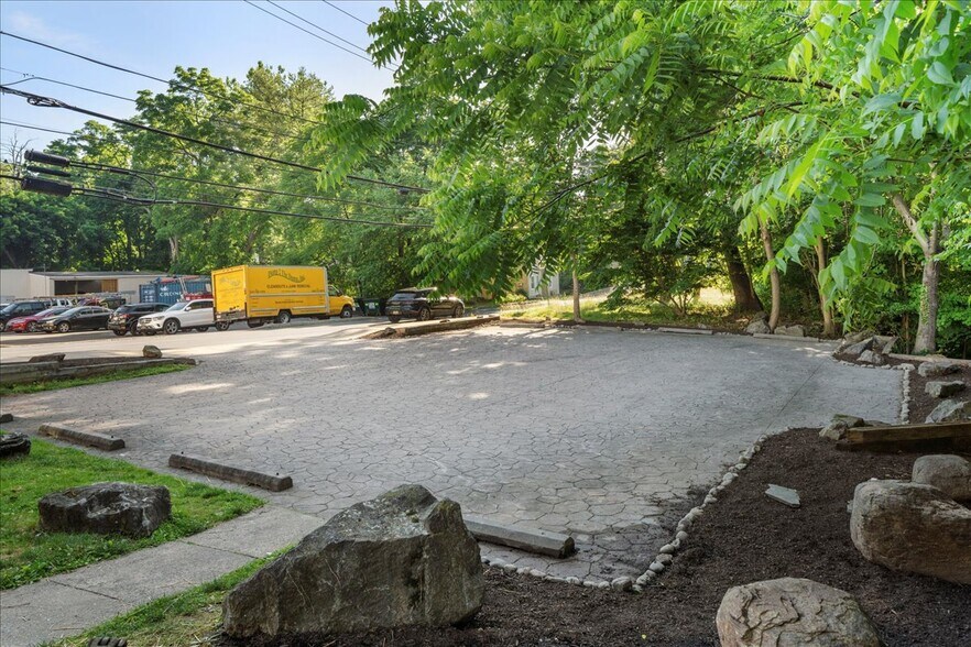 More Photos Of 159 N Sycamore St, Newtown Office For Lease