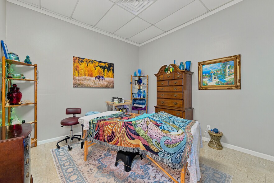 More Photos Of 20 Town Sq, Greenwood Health Club For Sale