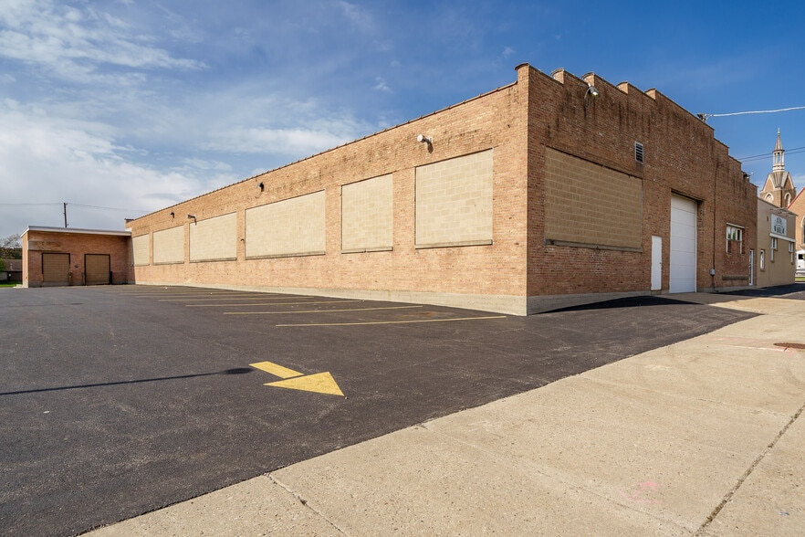 More Photos Of 208-210 Kishwaukee St, Rockford Light Distribution For Sale