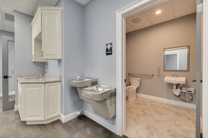 More Photos Of 440 Roberts Rd, Oldsmar Warehouse For Sale