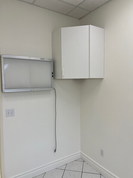 More Photos Of 22119 Sherman Way, Canoga Park Office For Lease