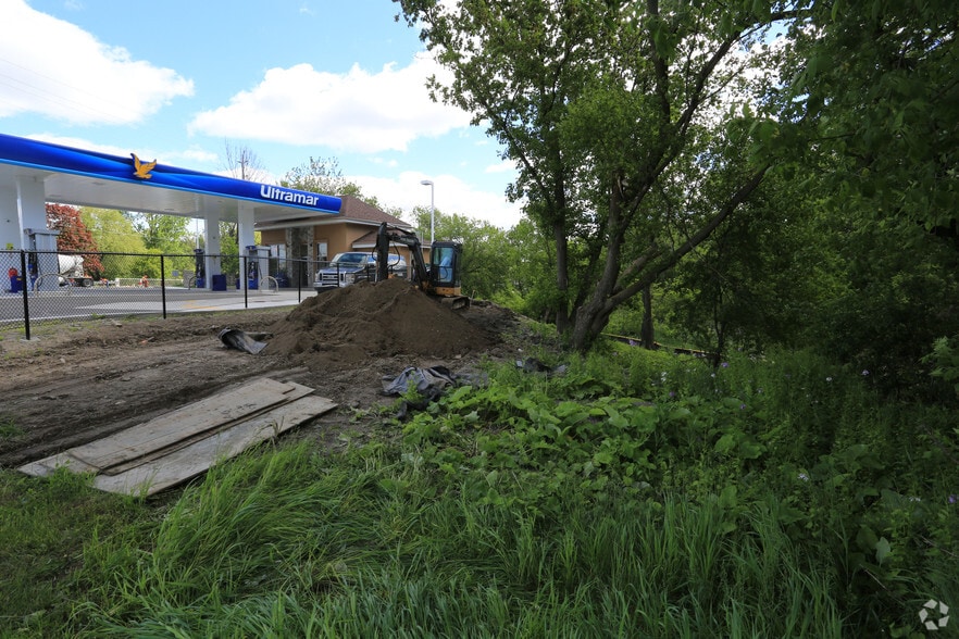 More Photos Of 951 Dundas St W, Whitby Service Station For Sale
