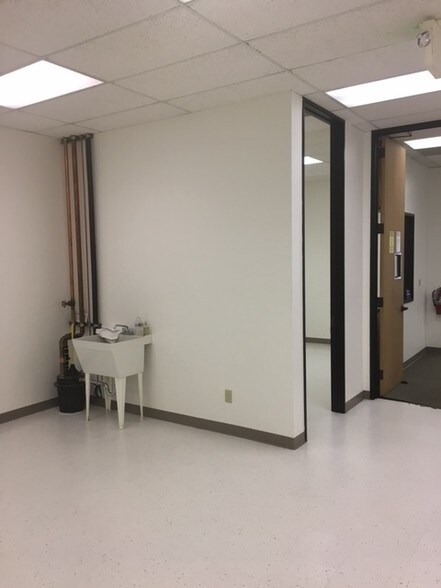 More Photos Of 1004-1010 Stewart Dr, Sunnyvale Light Distribution For Lease