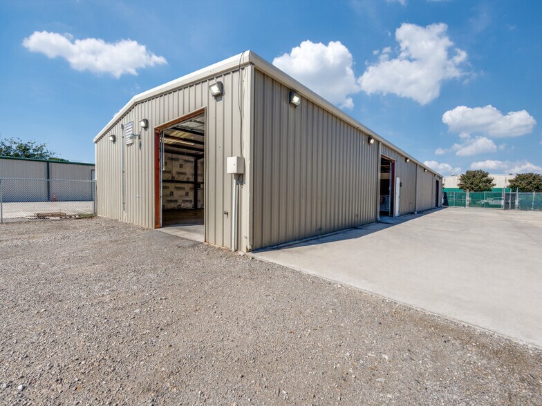 More Photos Of 112 Commercial Pl, Schertz Warehouse For Lease