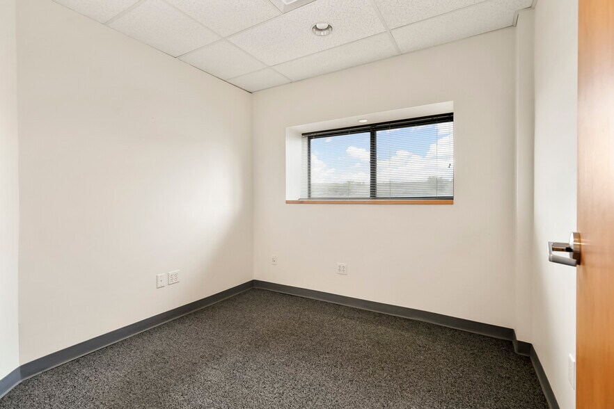 More Photos Of 1740 Skyway Dr, Longmont Warehouse For Lease