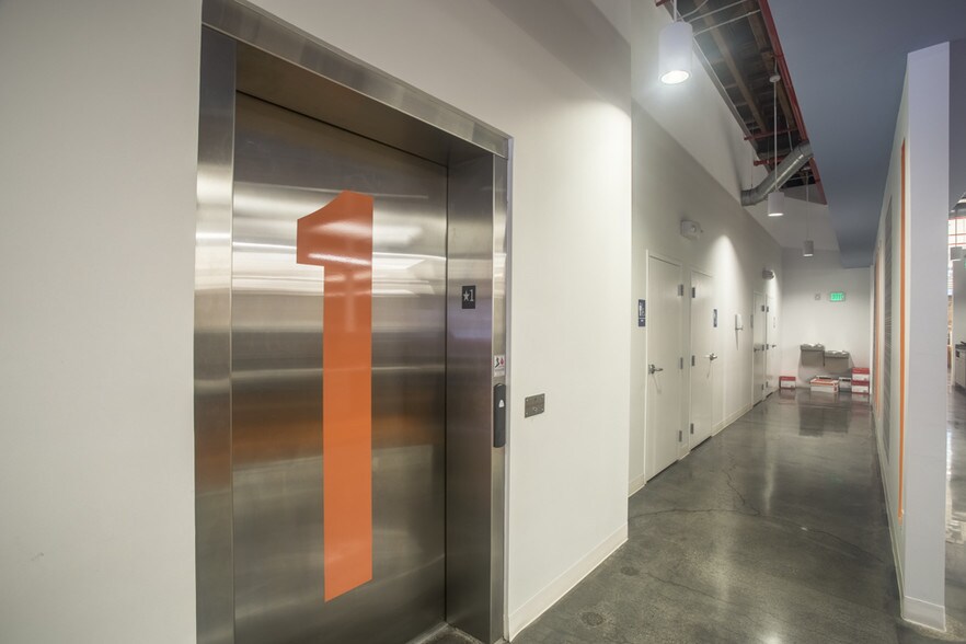 More Photos Of 1525 Hendry St, Fort Myers General Retail For Sale