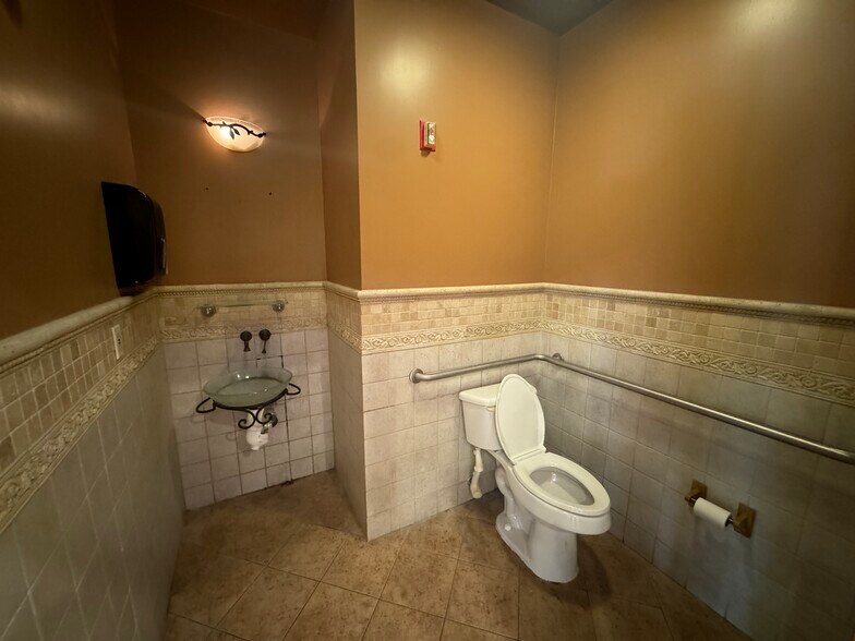 More Photos Of 2001 Hamilton St, Philadelphia Apartments For Lease