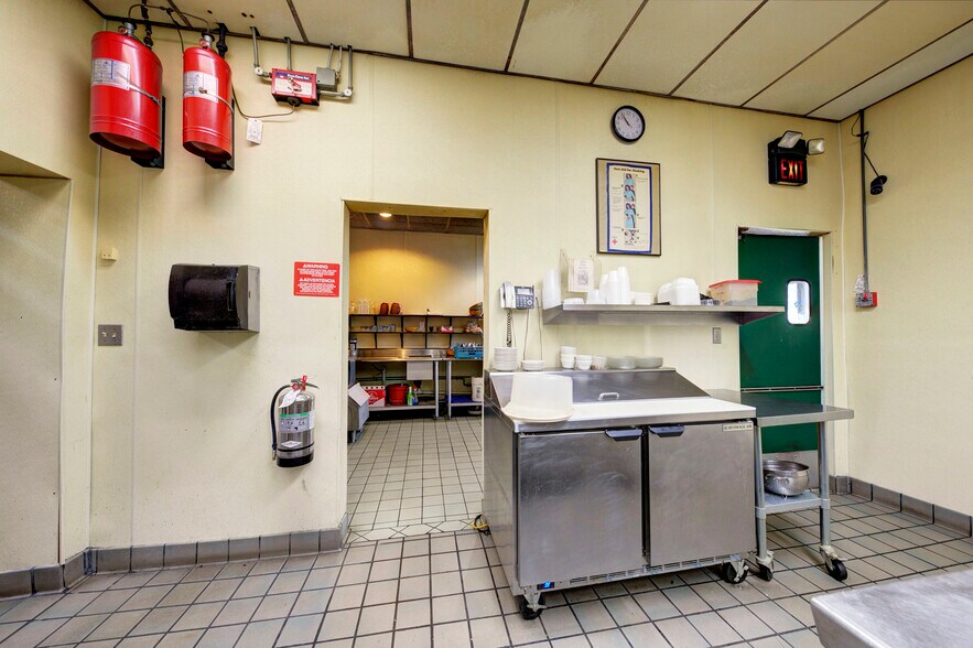 More Photos Of 1744 Biddle Ave, Wyandotte General Retail For Sale
