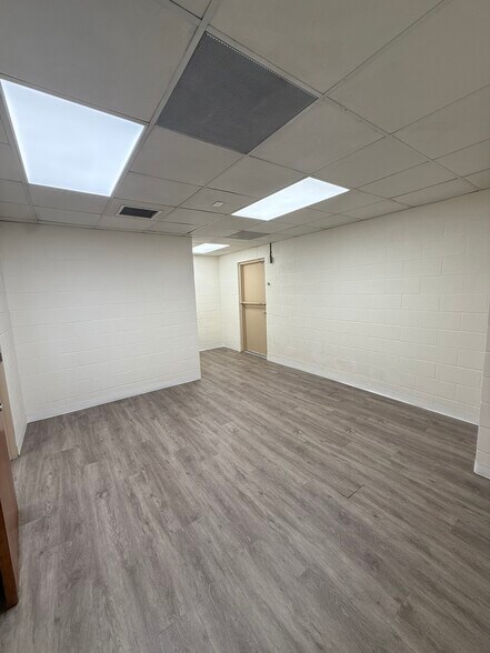 More Photos Of 2401 W Green Oaks Blvd, Arlington Office For Lease