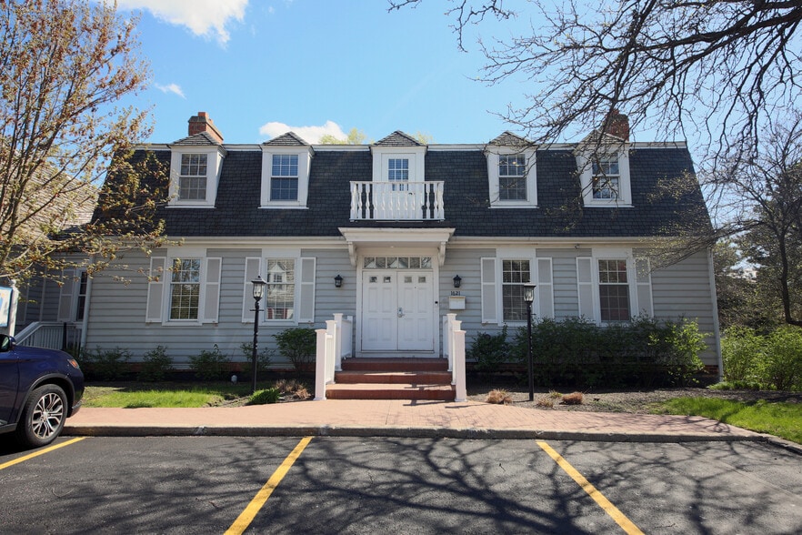 More Photos Of 1621 W Colonial Pky, Palatine Office For Sale