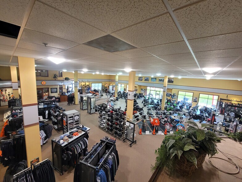 More Photos Of 1021 Goldenbelt Blvd, Junction City Auto Dealership For Sale