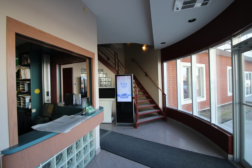 More Photos Of 102-118 Ch Du Tremblay, Boucherville Warehouse For Lease