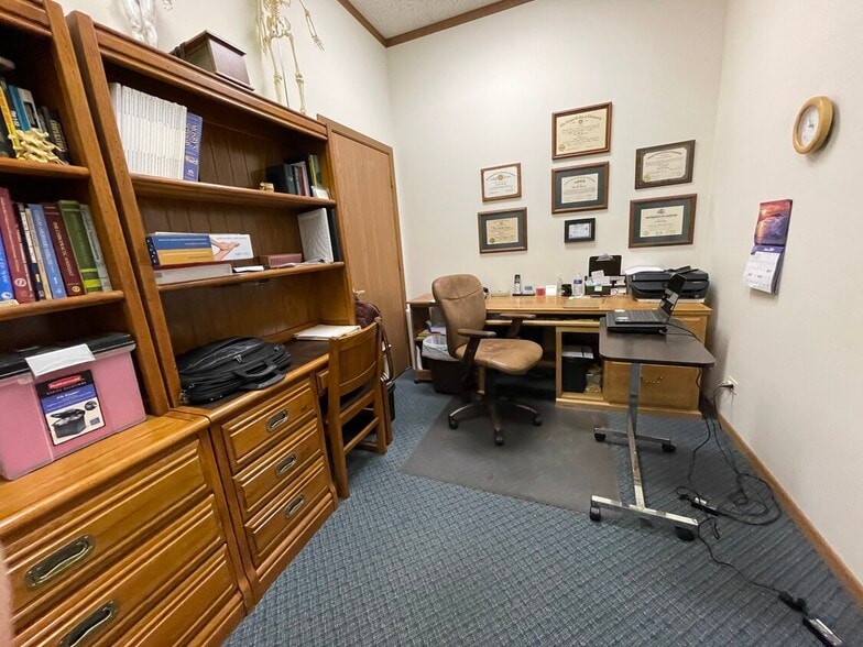 More Photos Of 283-297 Peterson Rd, Libertyville General Retail For Sale