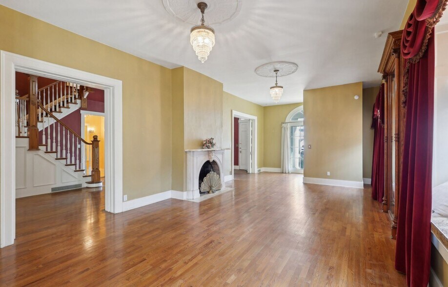More Photos Of 118 S Walnut St, Troy Showroom For Sale