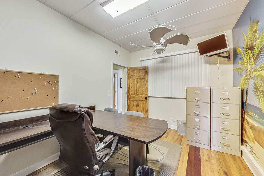 More Photos Of 7437 W Irving Park Rd, Chicago Office For Lease