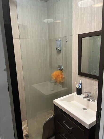 More Photos Of 1390 Louis Ave, Elk Grove Village Warehouse For Sale