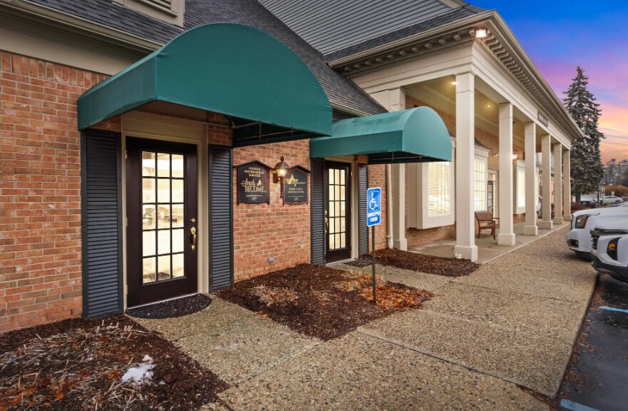 Primary Photo Of 5777 W Maple Rd, West Bloomfield Medical For Lease