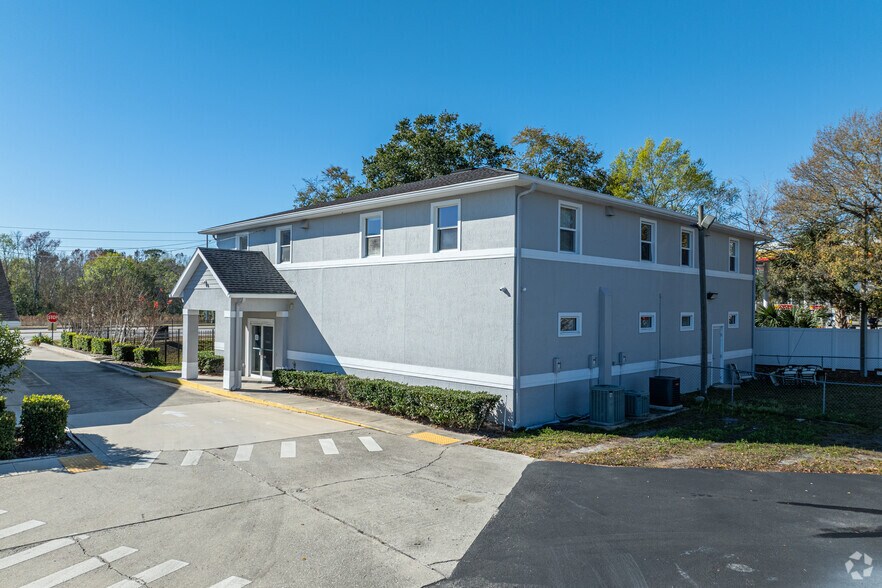 More Photos Of 150 Dog Track Rd, Longwood Office For Lease
