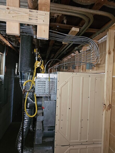 More Photos Of 512 W Egyptian Ave, Christopher Bar For Sale