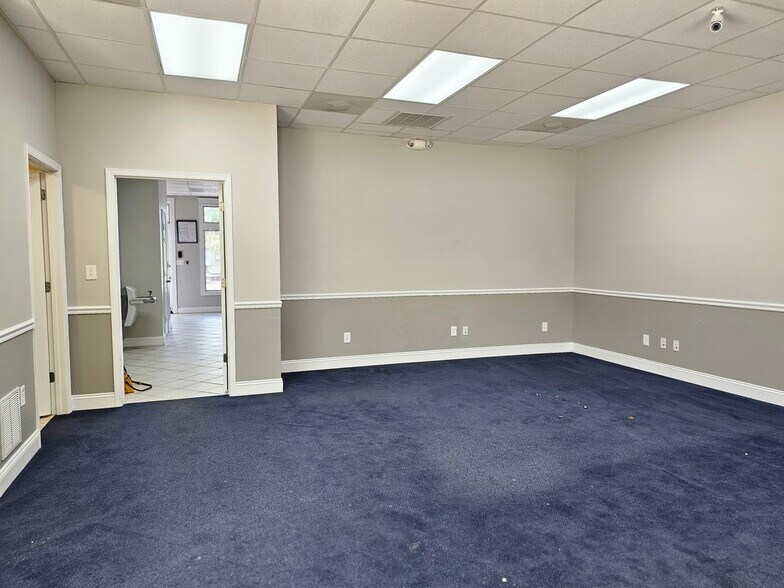 More Photos Of 913 Gulf Breeze Pky, Gulf Breeze Storefront Retail Office For Sale