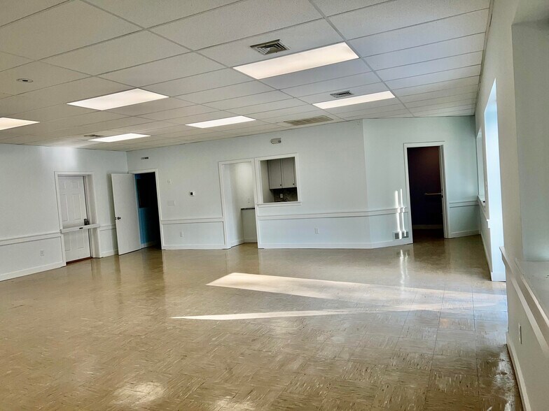 More Photos Of 2 Center St, Tariffville Freestanding For Sale