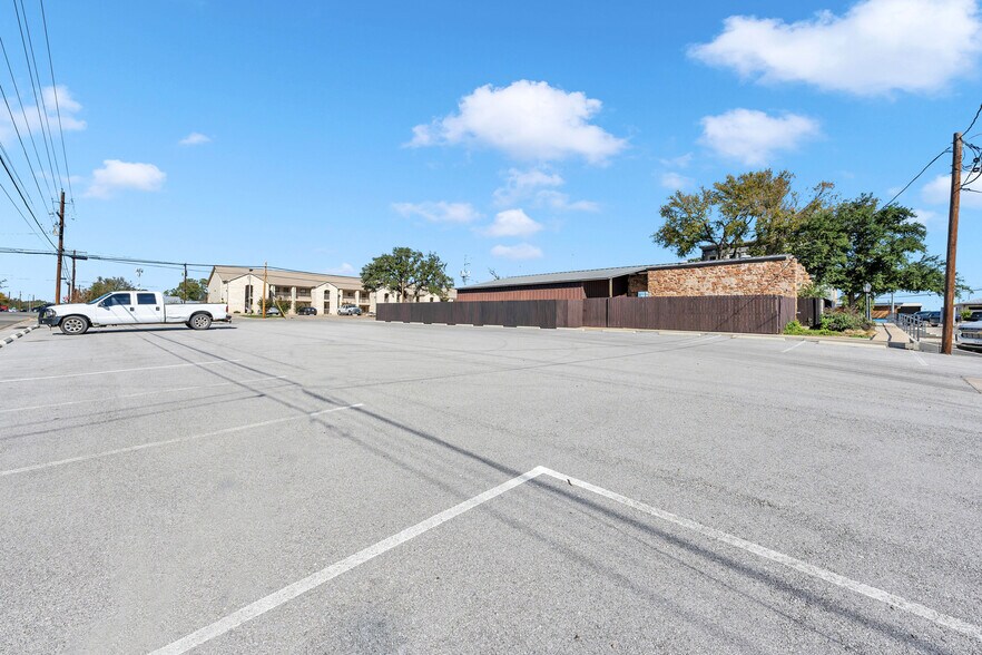 More Photos Of 601 Bessemer Ave, Llano Restaurant For Sale