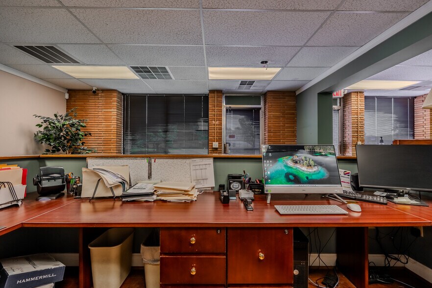 More Photos Of 215 N Pleasantburg Dr, Greenville Office For Sale
