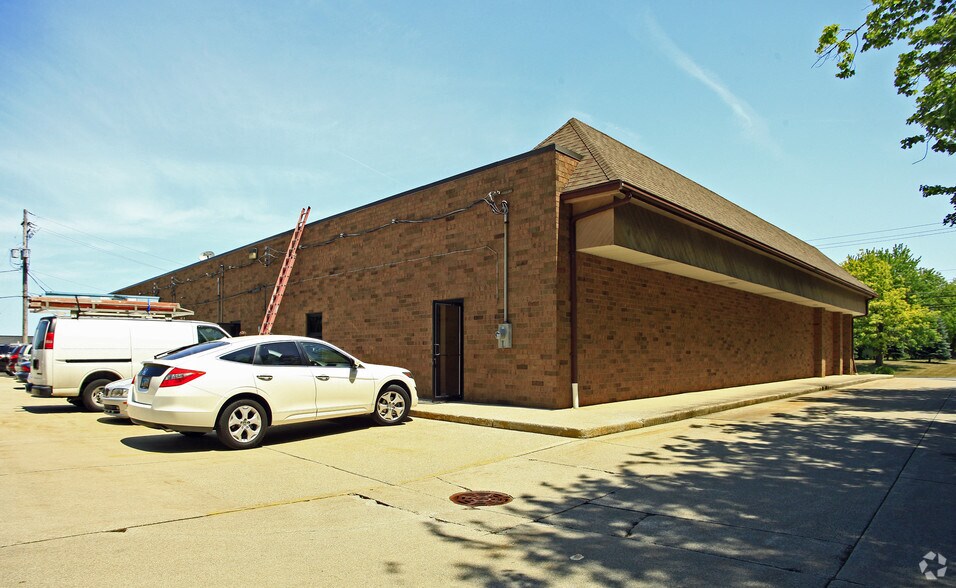 More Photos Of 2804 Som Center Rd, Willoughby General Retail For Lease