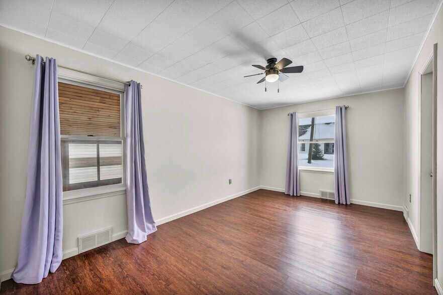 More Photos Of 4085 Herner County Line Rd, Southington Showroom For Sale