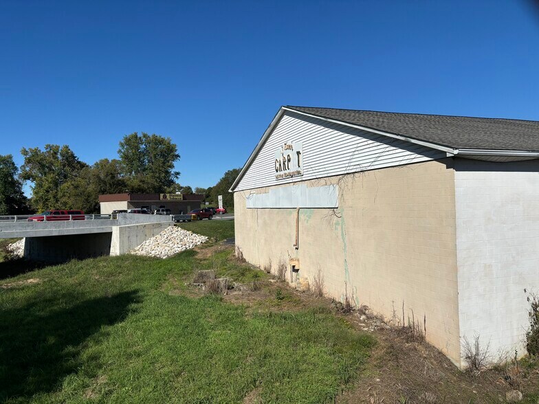 More Photos Of 301 W Mulberry St, Salem Light Distribution For Sale