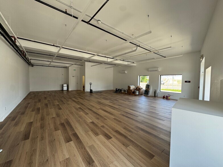 More Photos Of 980 Little East Neck Rd, West Babylon Showroom For Lease