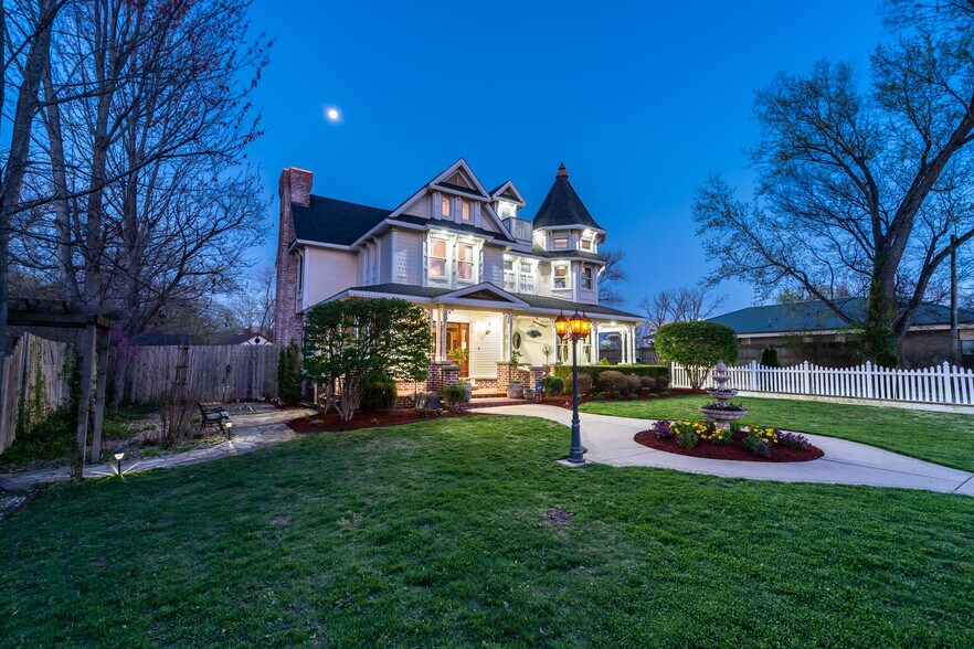 More Photos Of 306 N Main St, Bentonville Hospitality For Sale