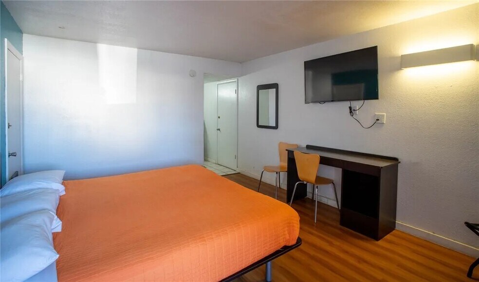 More Photos Of 520 S Jackson St, Jacksonville Hotel For Sale