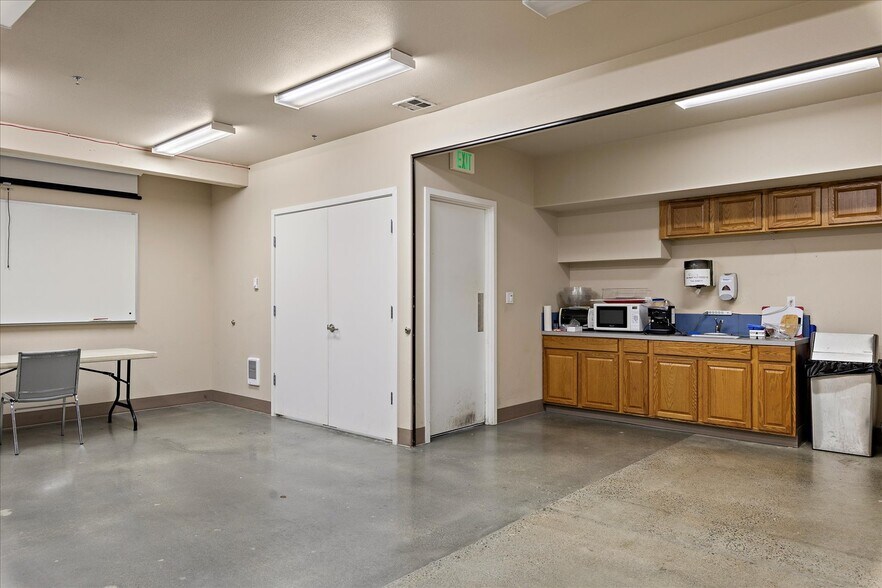 More Photos Of 21021 66th Ave W, Lynnwood Manufacturing For Sale