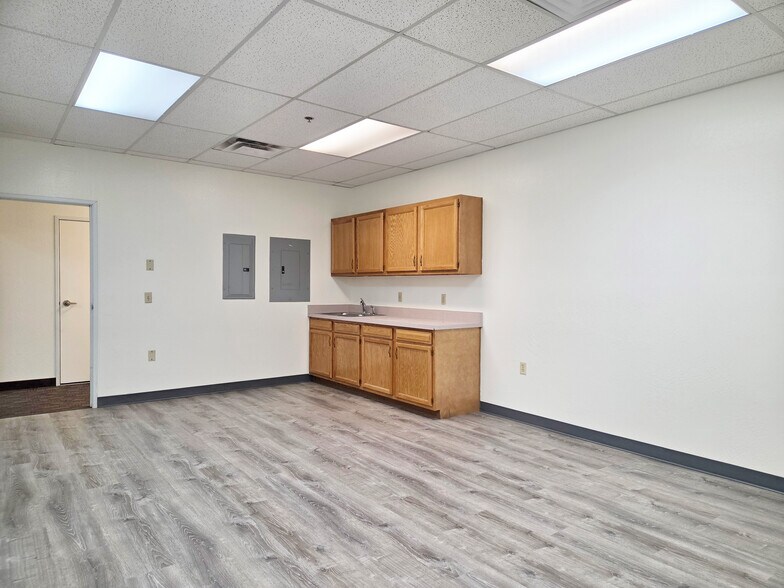 More Photos Of 1929 W Lone Cactus Dr, Phoenix Light Distribution For Lease