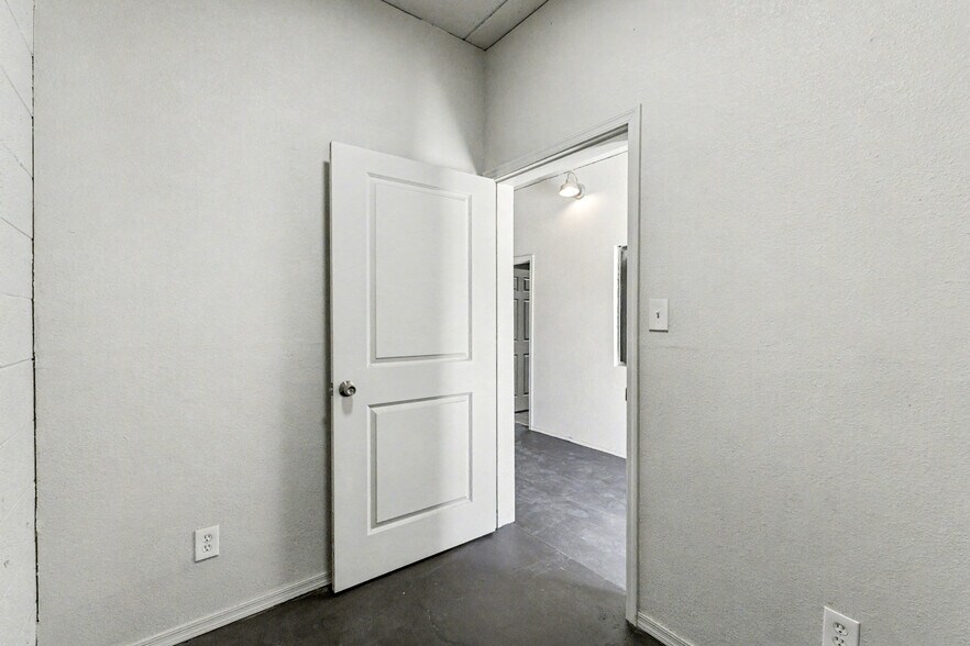 More Photos Of 1417-1421 E Washington St, Phoenix Warehouse For Lease