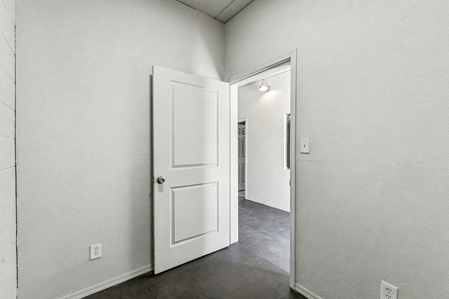 More Photos Of 1417-1421 E Washington St, Phoenix Warehouse For Sale